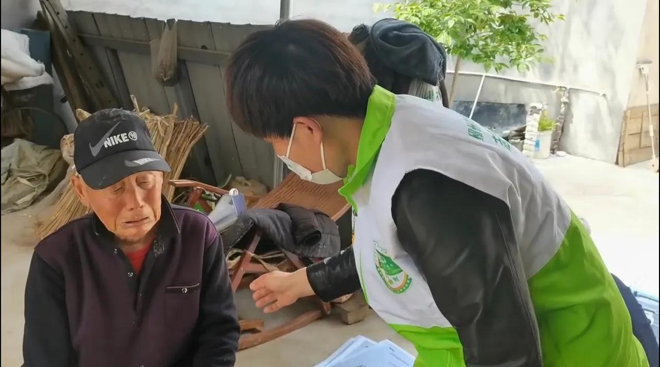 公益接力救助空巢老人我们在行动 (警民暖心救助空巢老人让老人安心)