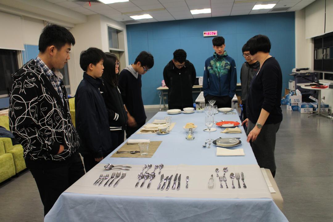 创校生录剑桥、去肯尼亚后变身“食堂警察”，90年历史的学校牛