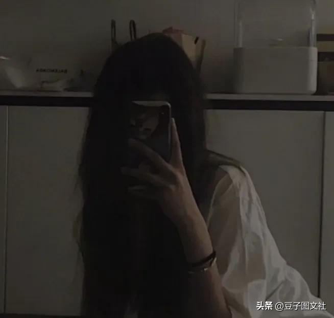 女生头像不露脸头像上有字,超火不露脸部位好看的女生头像