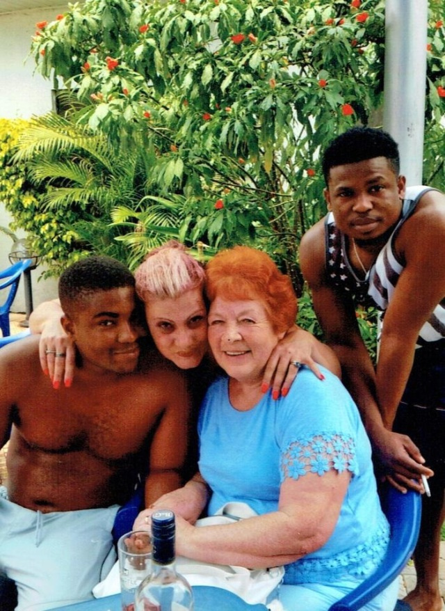 为了真爱，没见一面就私定终身，72岁英国老妇飞到非洲嫁27岁小伙