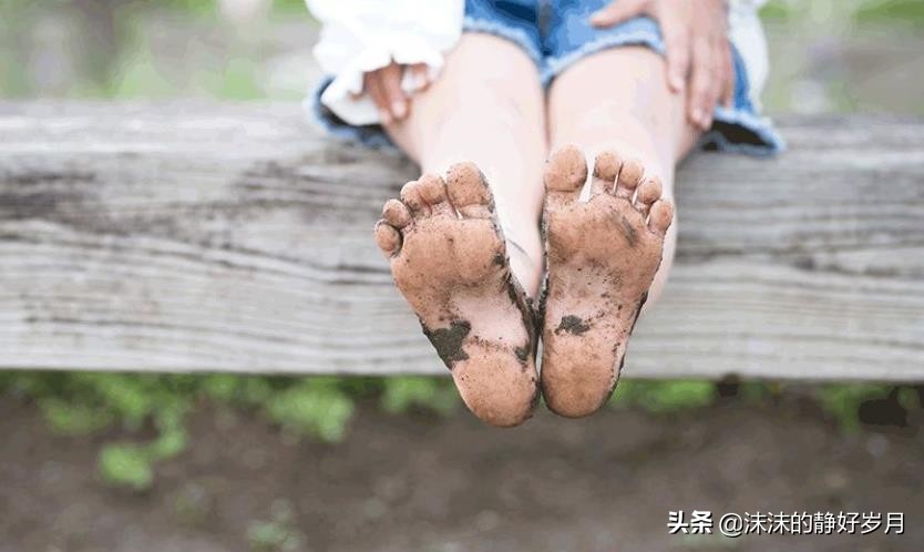 让宝宝光脚好处竟然这么多,让孩子光脚的好处