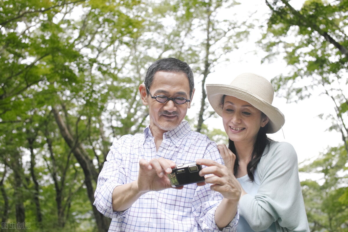 58岁的二婚老伴每月给5000元,62岁阿姨哭诉再婚老伴一再纵容