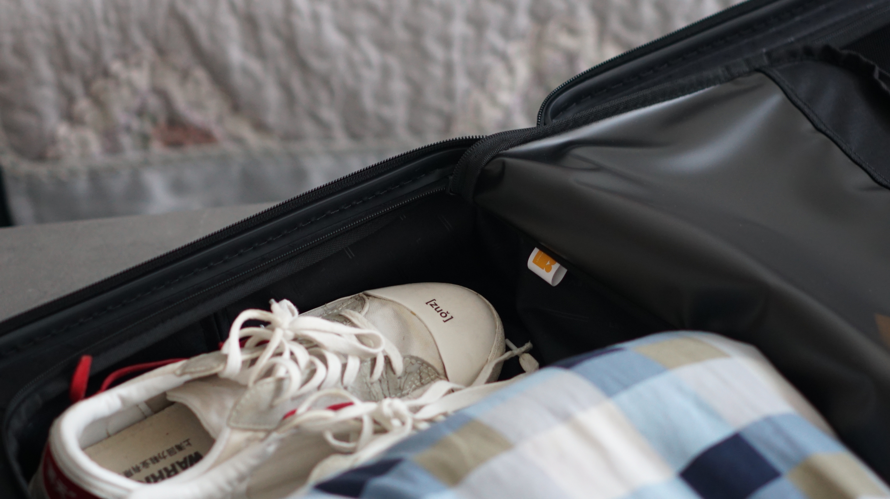 地平线8号行李箱坐人,地平线8号行李箱的平替