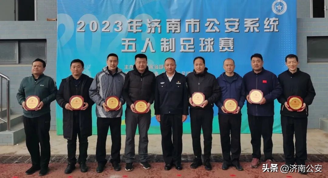 瞧瞧～警察队伍里的“足球小子”！