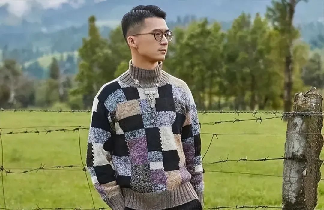 85后小伙辞职回乡织毛衣，年入500万，两登央视，一件毛衣卖8990，有何过人之处？