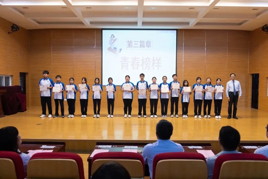 青春仪式展青春风采追青春梦想,挥洒汗水激扬青春放飞梦想