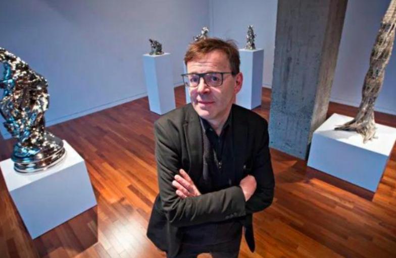 1997年,男子给活猪纹身,还把猪皮卖给了香奈儿,一张猪皮赚51万