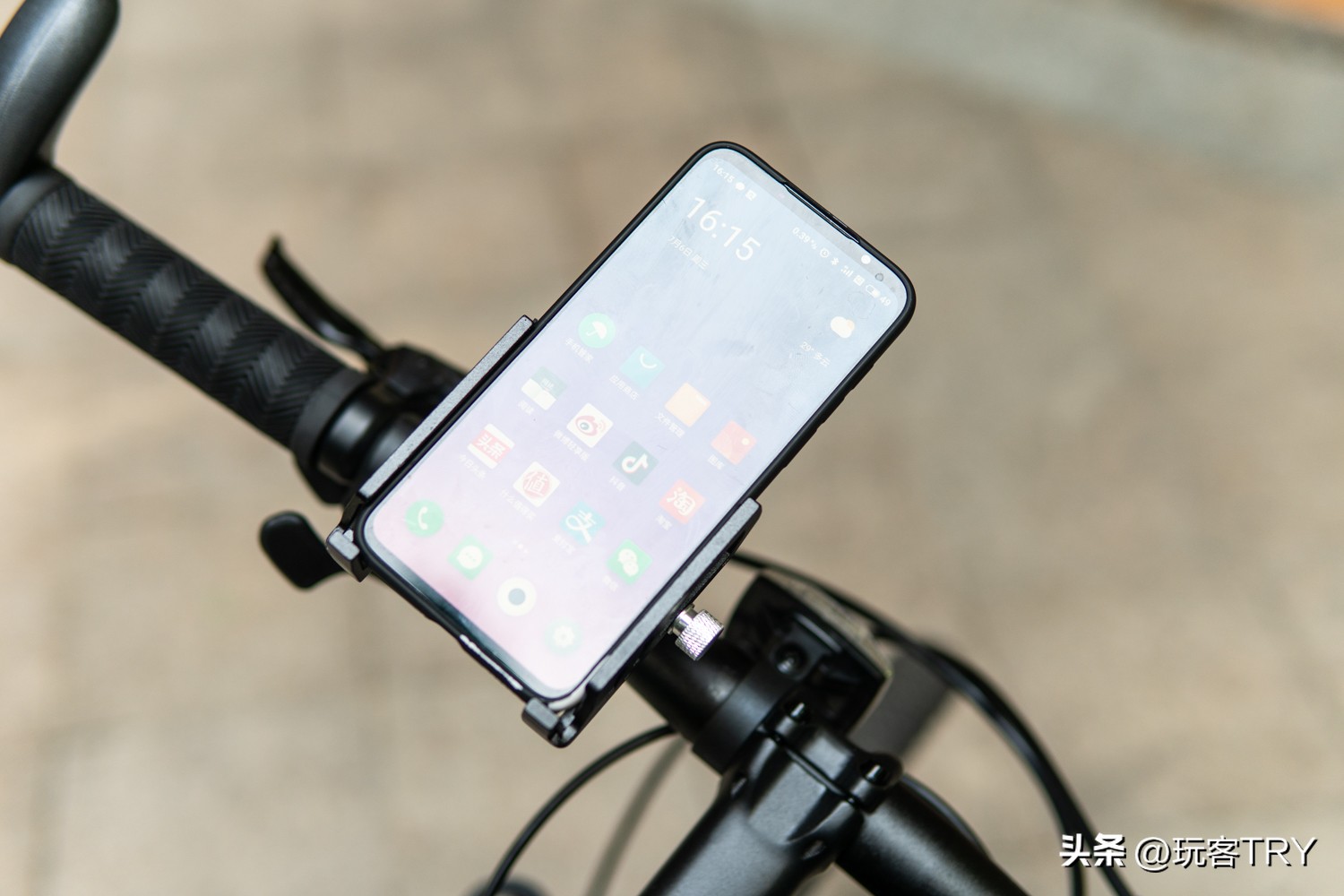 10样总价500元的新人骑行装备，包括头盔、德规车灯、智能手环