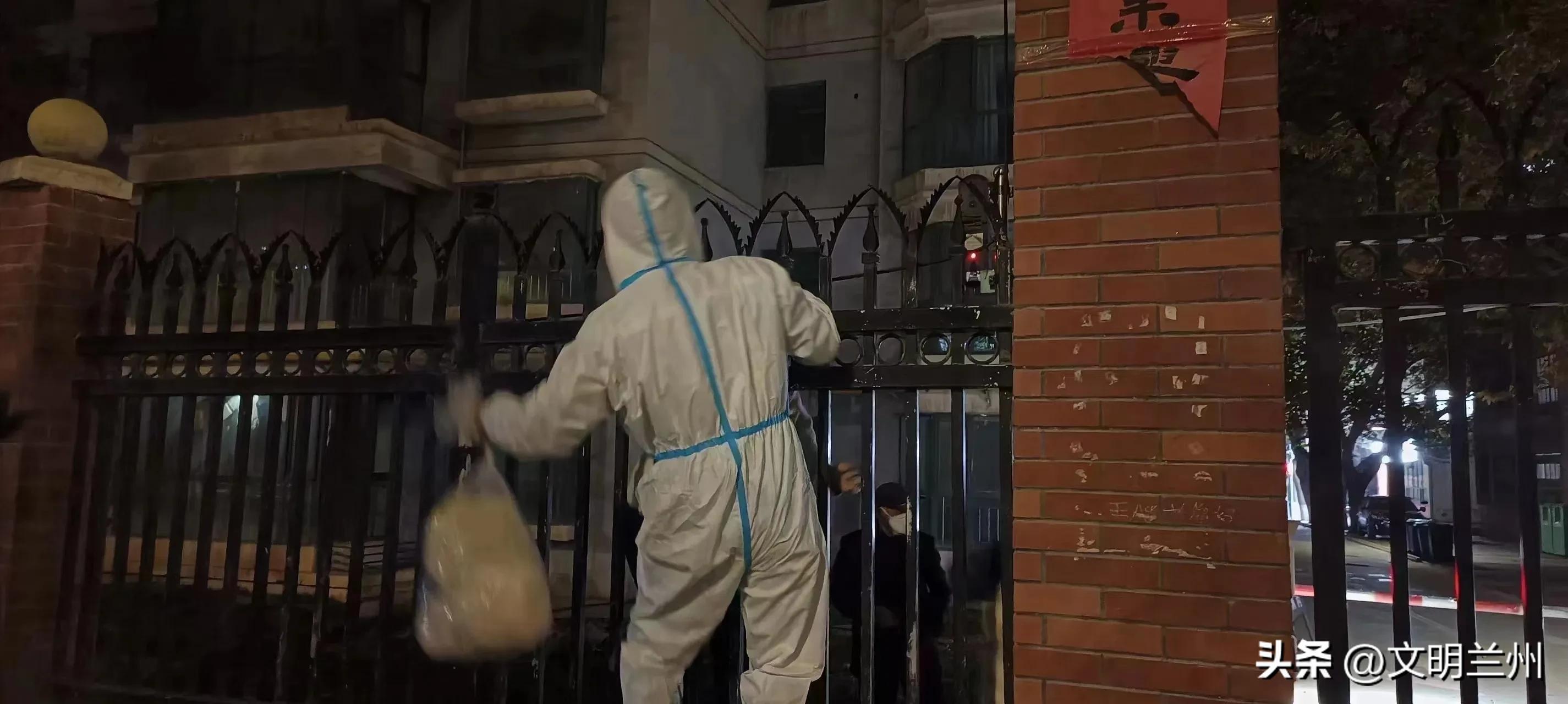 抗疫志愿者为村民销售滞销蔬菜,携手助农齐抗疫共克时艰展芳华