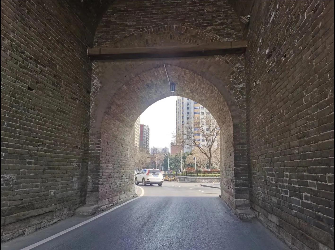 西安城墙城砖为什么是1984,西安城墙的砖全是现代的吗