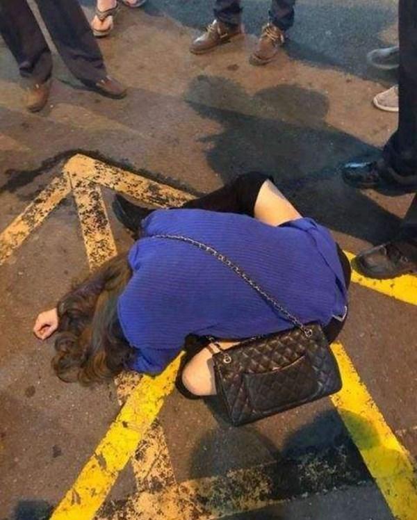 “*身失**酒”惹的祸，保安疑似性侵醉酒女业主，“捡尸”不避摄像头