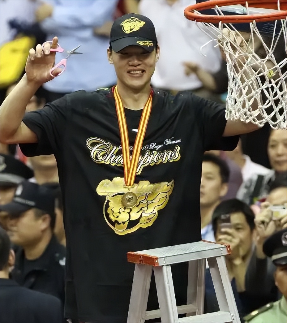 朱芳雨给老万颁发总冠军戒指,cba朱芳雨总决赛