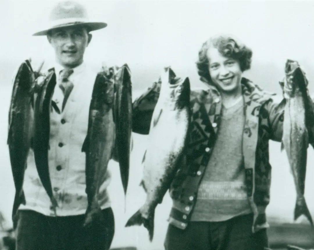 montecore羽绒服贵还是加拿大鹅贵 (加拿大鹅resolute羽绒服)