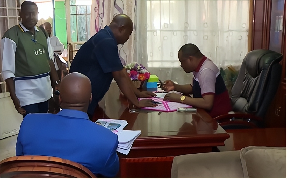 神奇的非洲饮料：柠檬水兑汽油卖100一瓶，天天被抢断货