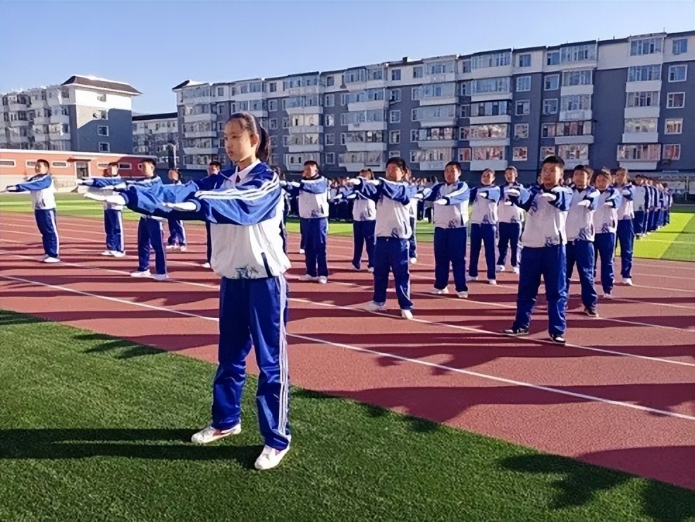 女大学生抱怨父母偷喝矿泉水,女大学生买了一箱矿泉水
