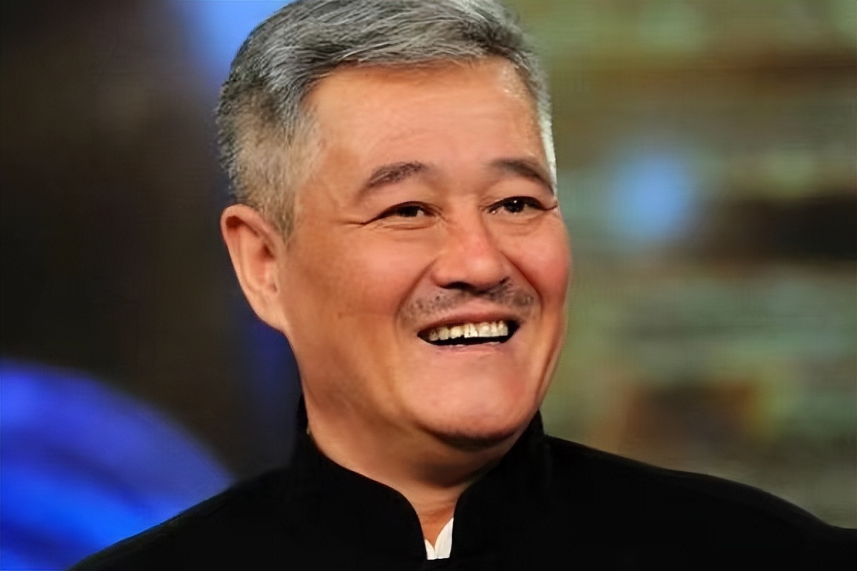 64岁赵本山身体引担忧！面色难看眼神迷离，强打精神陪女儿直播