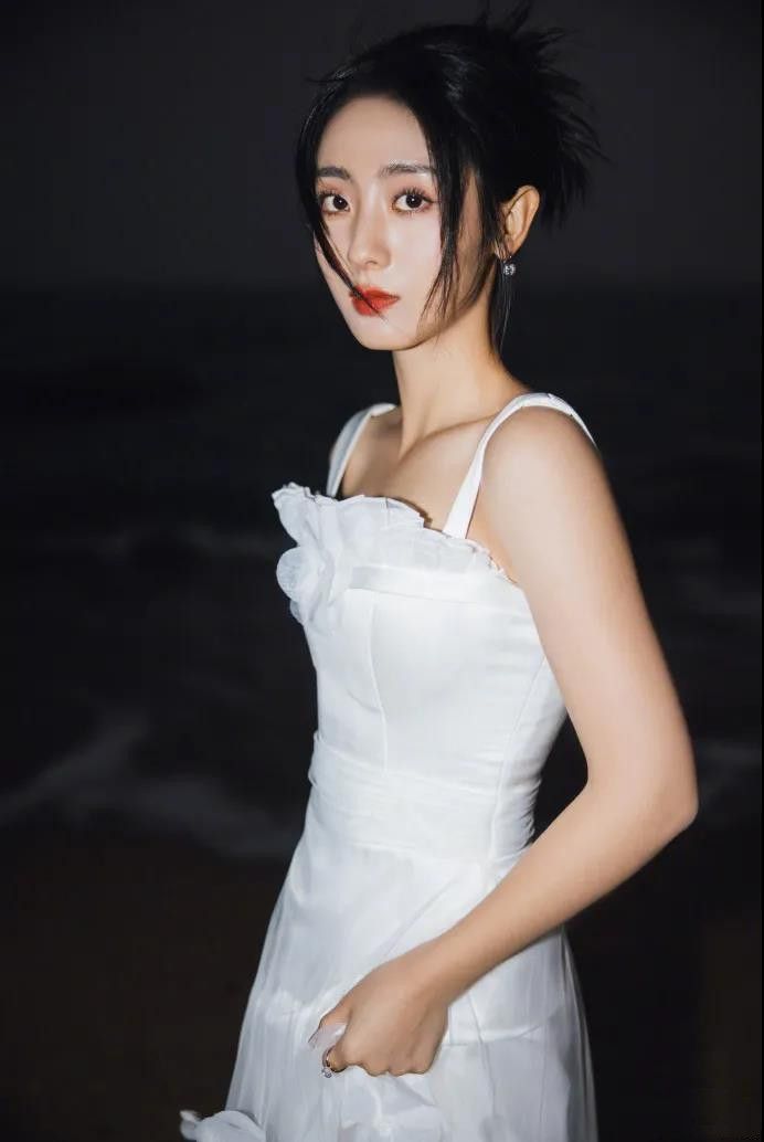 邢菲一袭白裙清新甜美,邢菲可爱少女照片