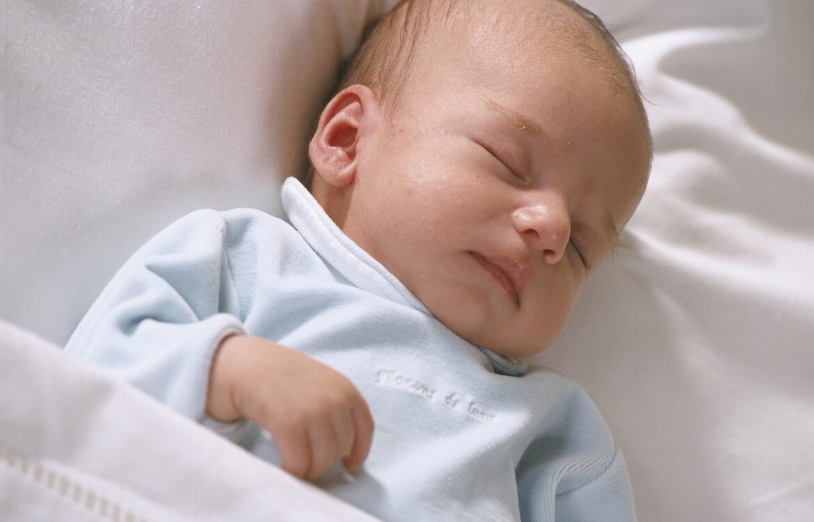 婴儿轻度脑积水是什么原因引起,新生儿轻微脑积水怎么治