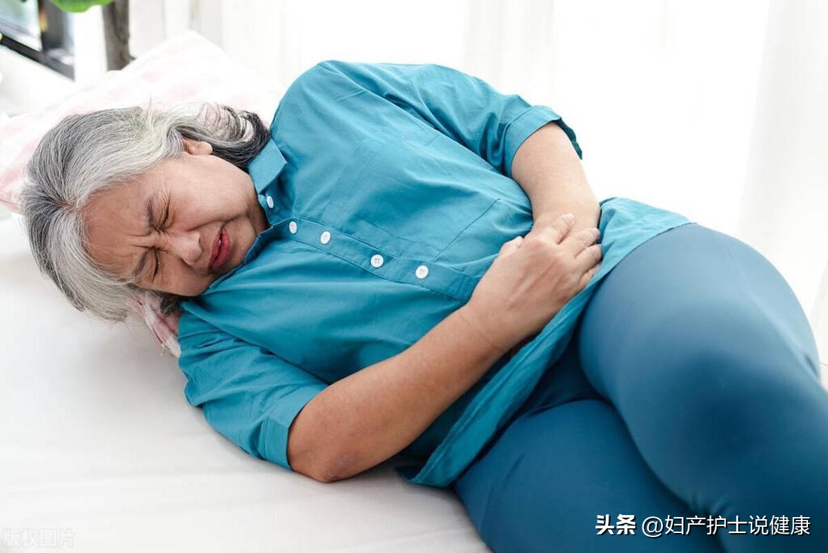 80多岁老太右下腹痛是什么毛病,60岁女人腹部疼痛胀气