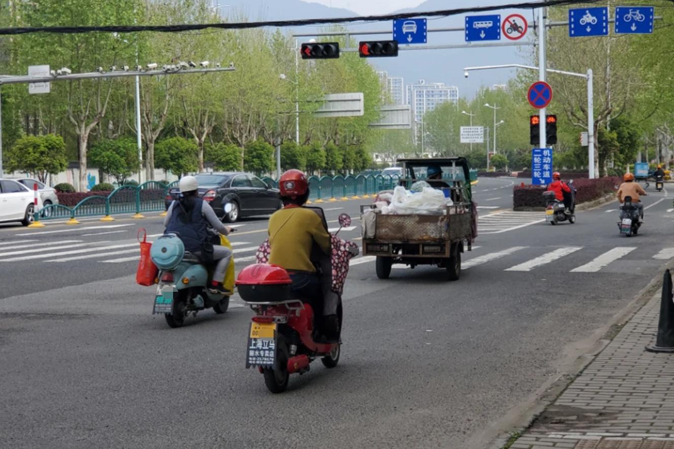 骑国标电动车不戴头盔应该罚款吗,6月1号电动车上路不戴头盔罚款么