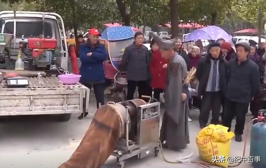 男子街头乞讨赚1000万,男子街头手擦烧红铁链卖药