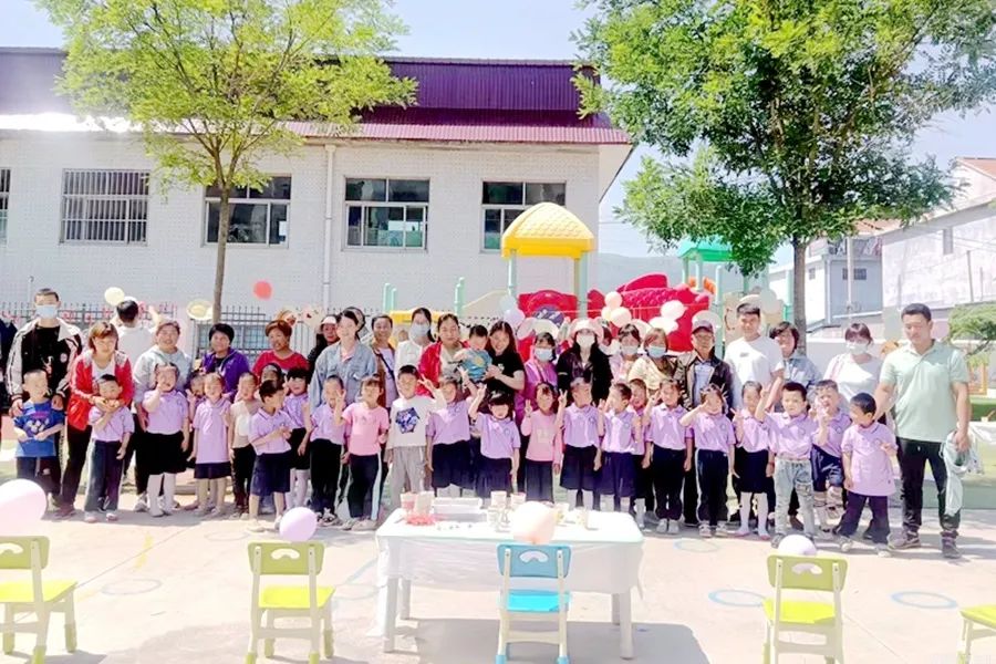 六一儿童节花儿与少年,六一儿童节花儿向阳开