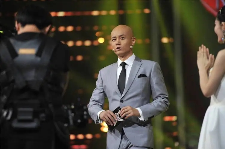 48岁主持人乐嘉现状：移居美国住豪宅、开豪车，过着奢侈的生活！