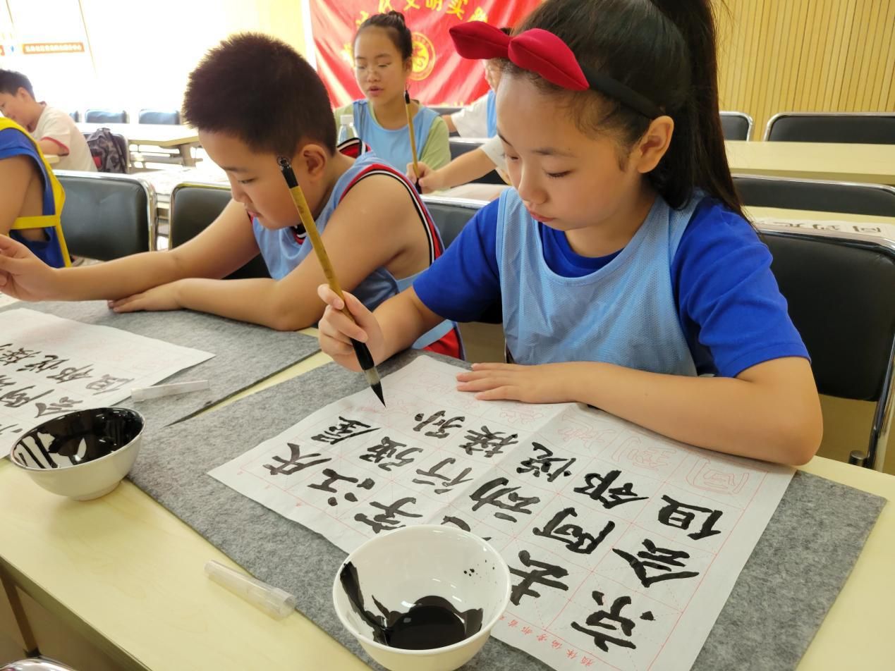 武汉市玉泉社区“翰墨飘香”青少年书法培训第三节小组活动开展