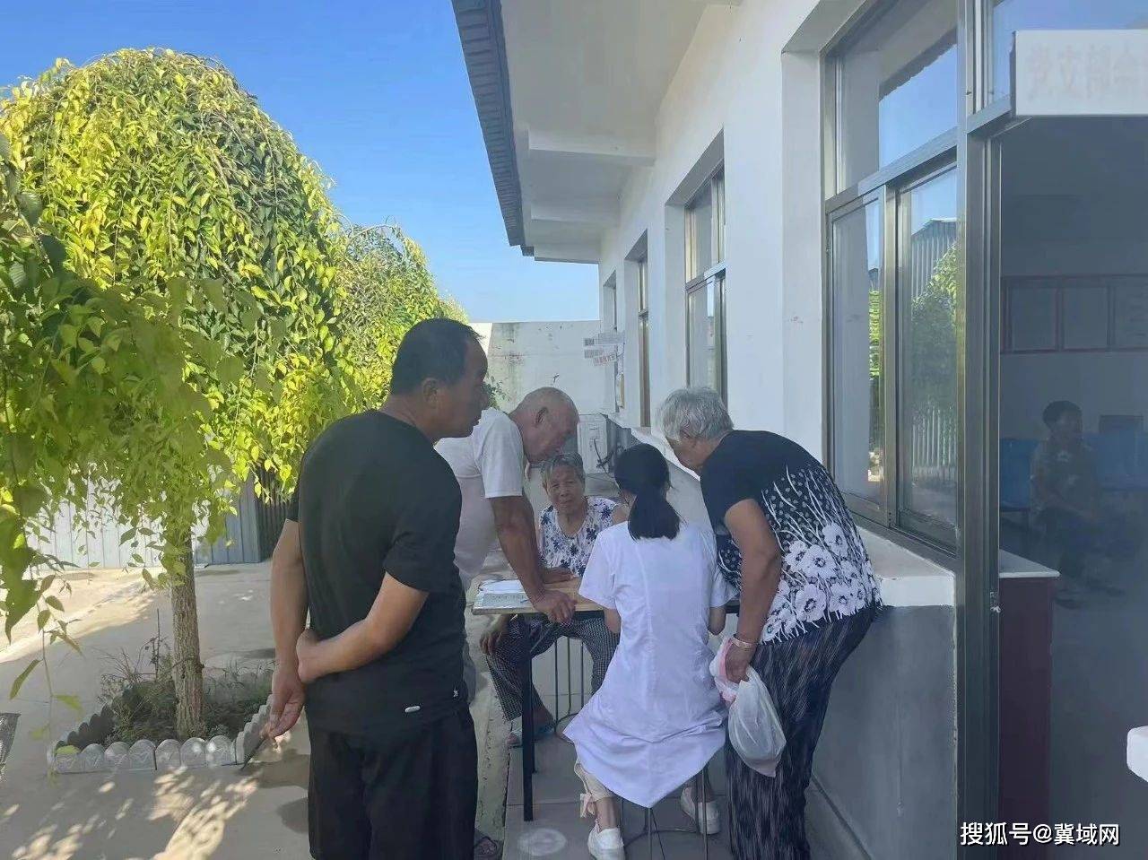 眼科义诊进村庄,眼科医院重阳节走进社区义诊