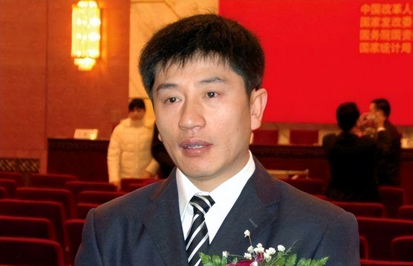 东北巨骗*相贵陈**：与赵本山合作，花182万买手机号，最终锒铛入狱