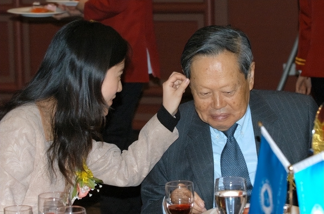 翁帆对95岁杨振宁有多少爱情,翁帆把杨振宁照顾得很好