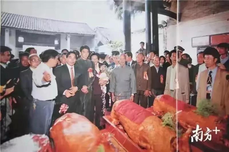 刘德华回老家认祖归宗故事,1997年刘德华回到家乡新会认祖