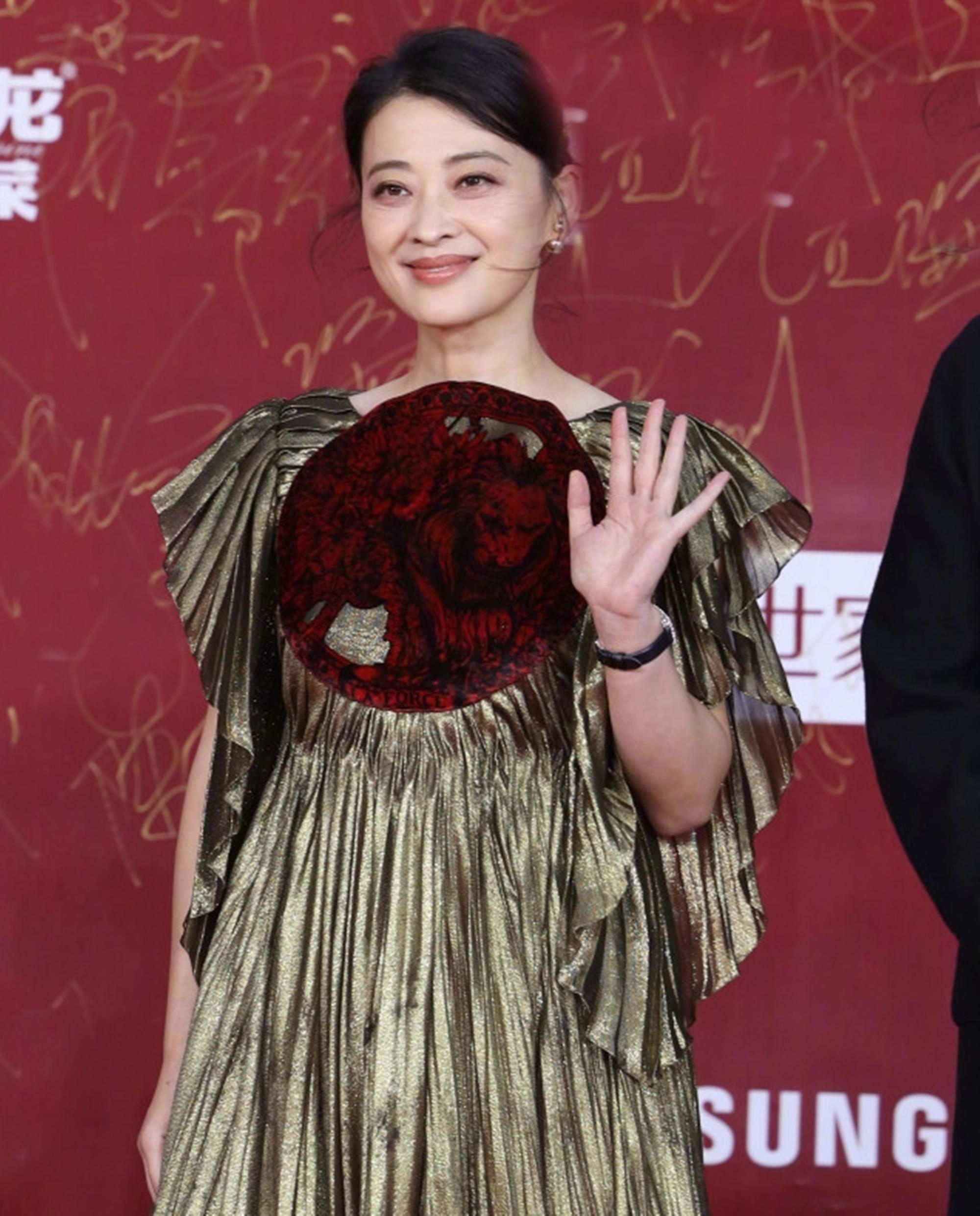 因为肩塌而红毯翻车的女明星,各个女星的红毯穿衣事故