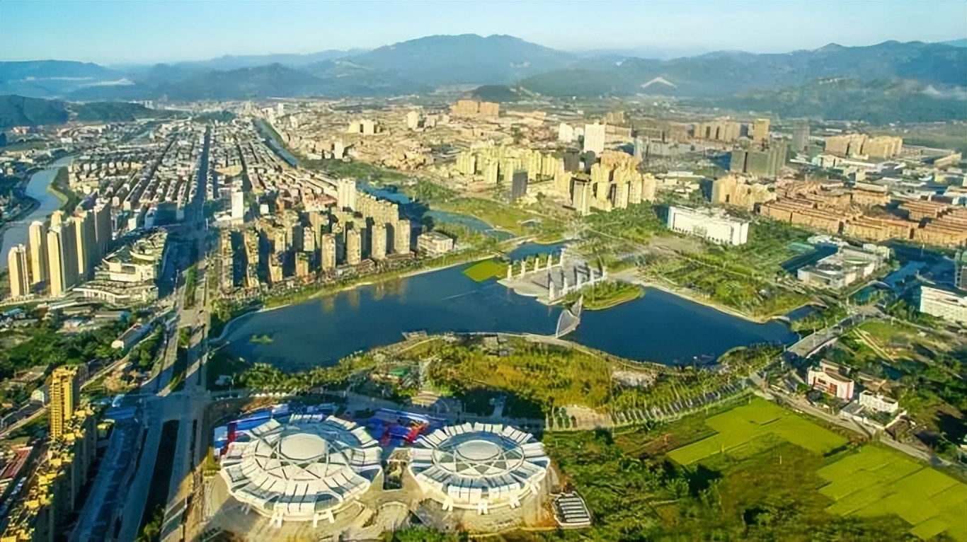 苍南站和平阳站,苍南站人流量大