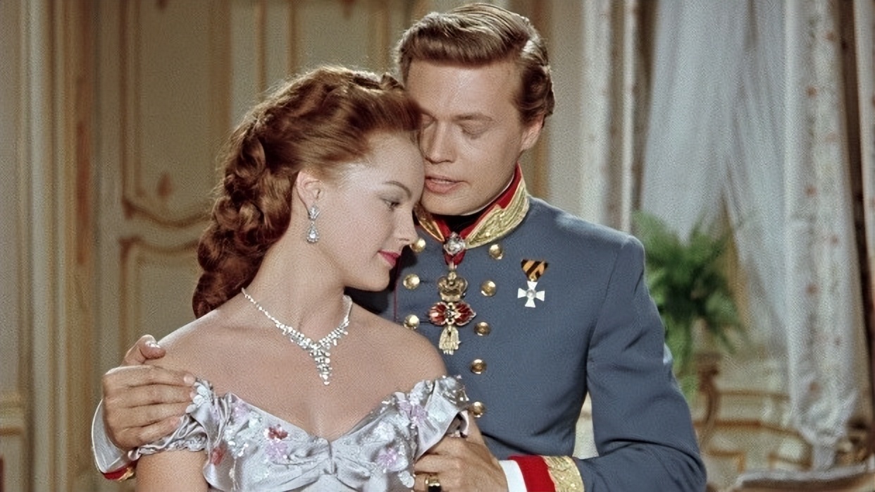 茜茜公主：17岁嫁入王室，长女早夭，独子为爱殉情，61岁香消玉殒