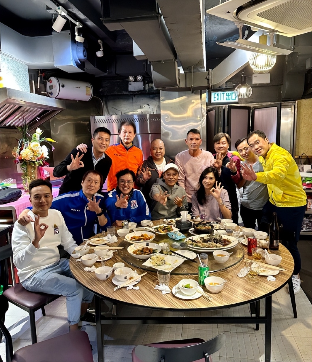 72岁谭咏麟穿球服与一众港星踢球，李克勤发文称赞：一晚射进三球