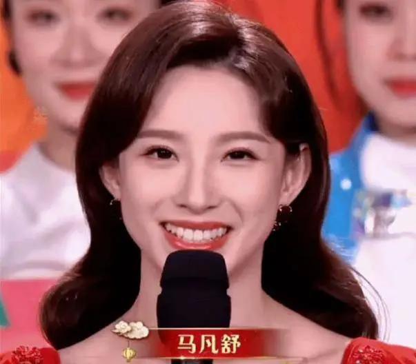 春晚主持人马凡舒红裙子,春晚新主持马凡舒写真