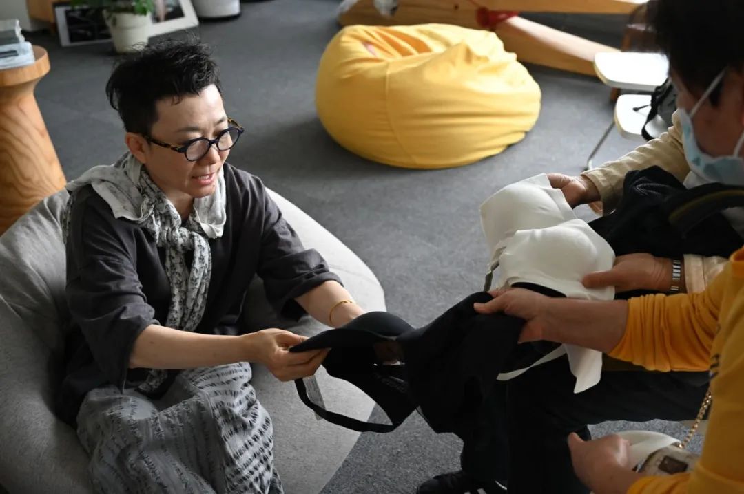 她为没有乳房的姐妹，穿上内衣