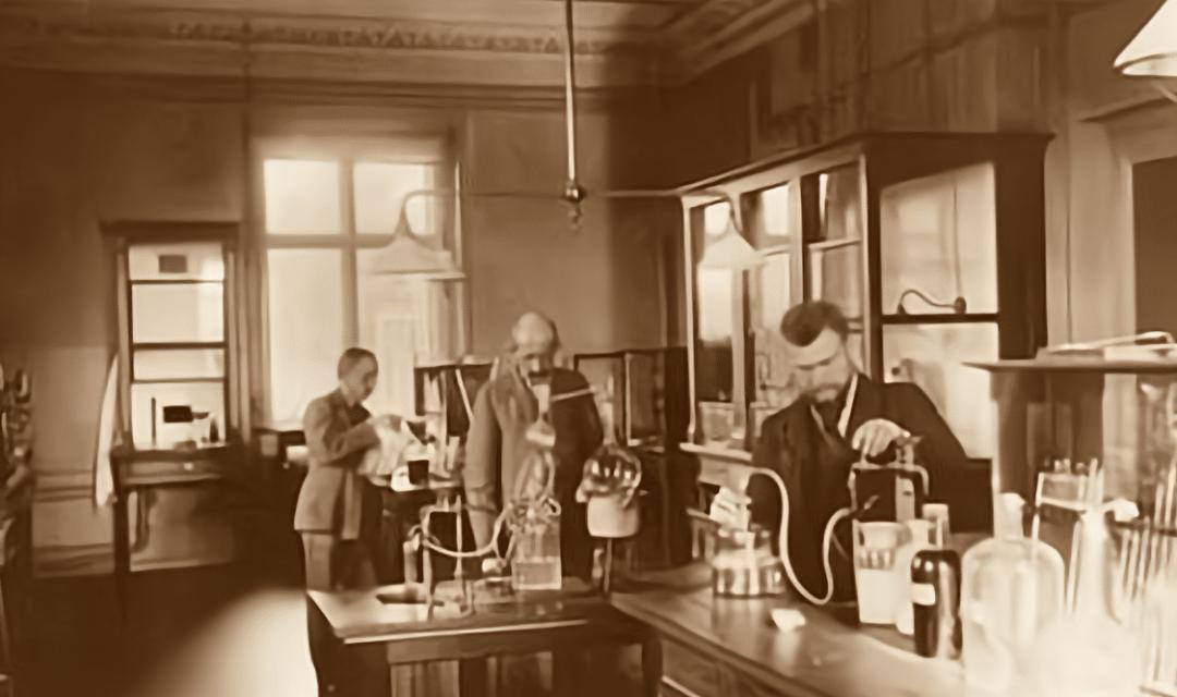 进行了100多年的沥青滴漏实验,沥青滴漏实验滴落瞬间