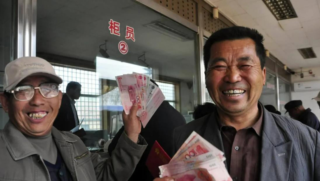 对粮农一次性发放多少补贴,怎么领取政府发放农业补贴