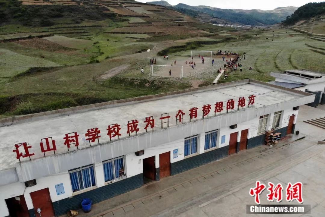 一双球鞋一人一只，凑成“黄金左右脚”！没有什么能够阻挡“运动小子”们的热爱