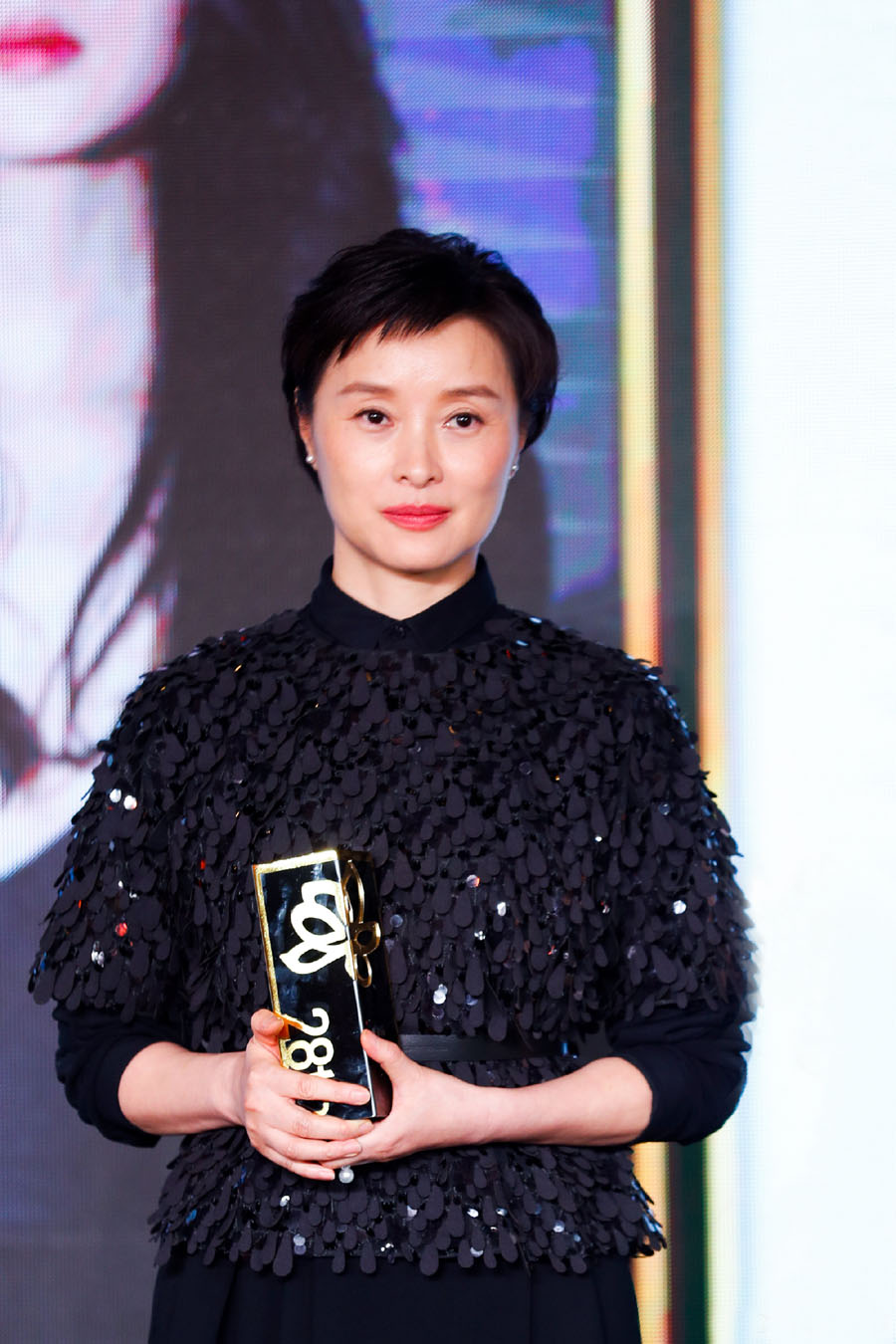 “白玉兰奖”吴越:给中风父亲安装家庭电梯,她的单身是父亲的痛