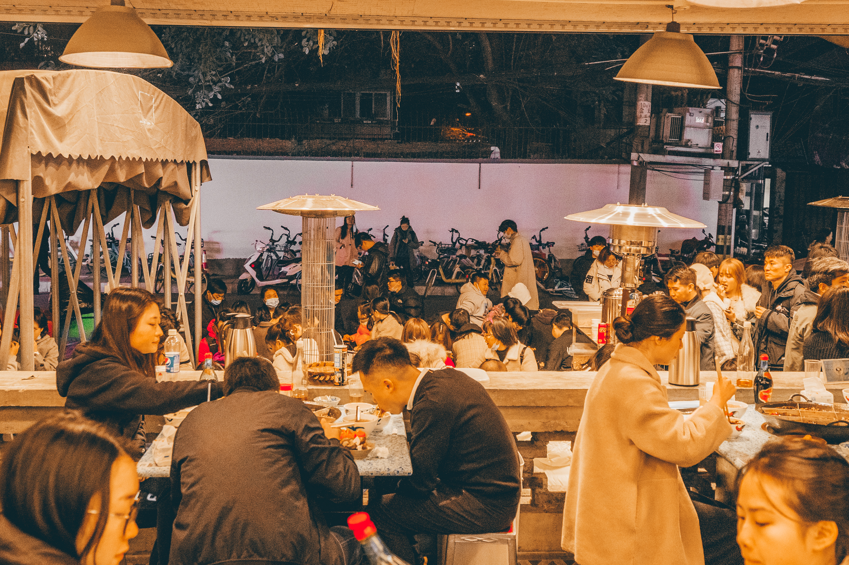 开一家小火锅店一年能赚多少钱,开火锅店赚钱还是自己加盟好