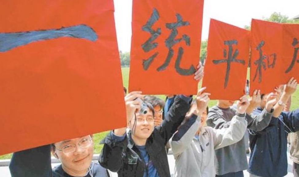 解放军军机绕台见效！岛内风向变了，郭台铭高呼：两岸都是中国人