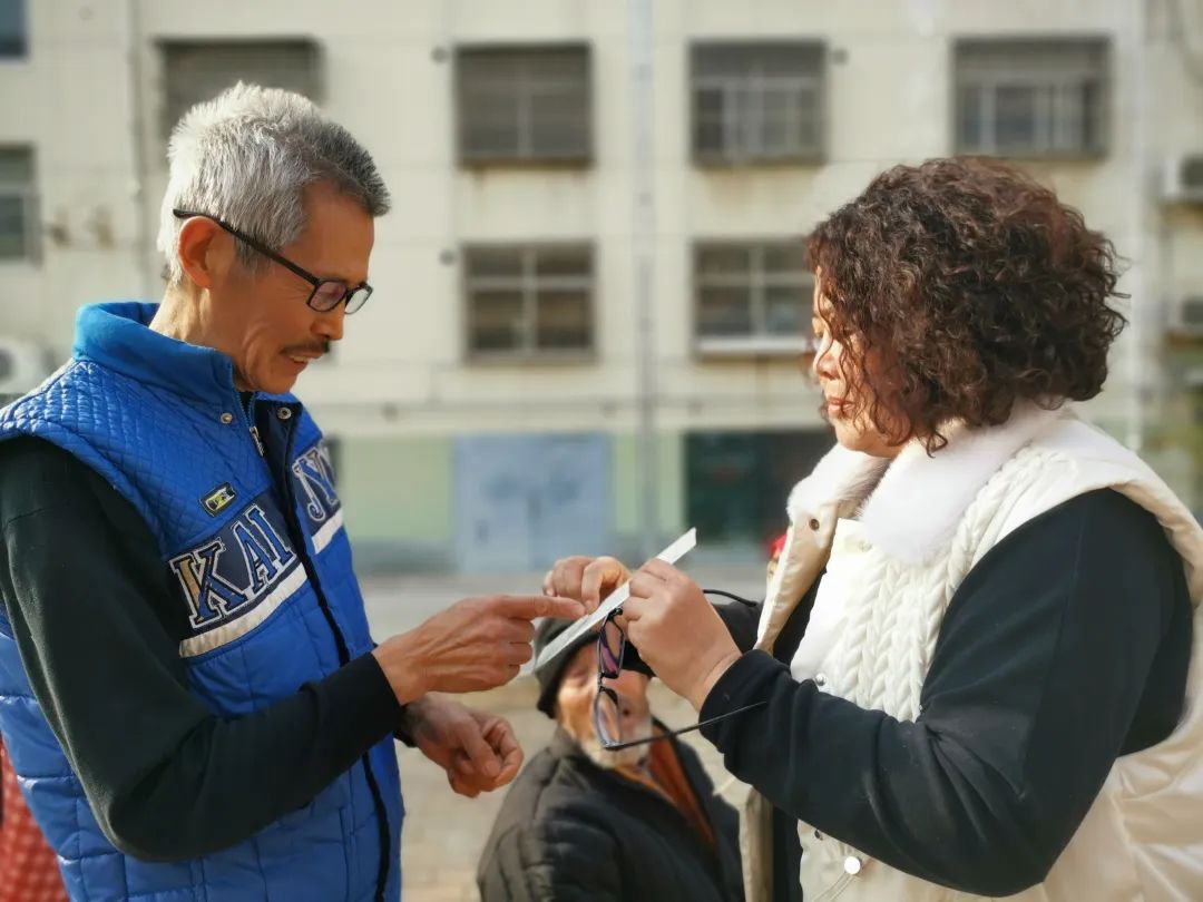 蒙阴街道新华社区:弘扬雷锋精神,服务居民群众