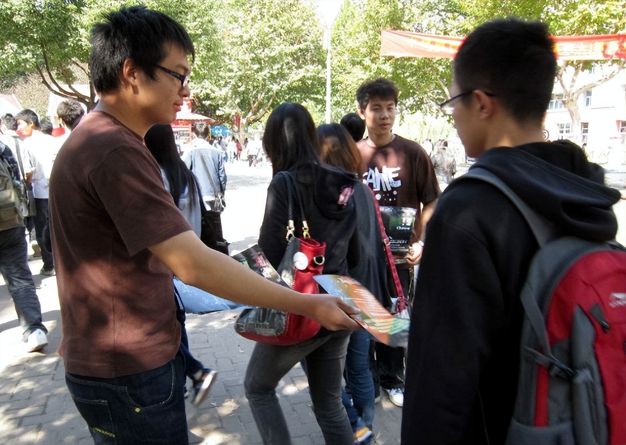 自称4年赚100万的大学生被扒，家庭情况不简单，原来还是资源咖