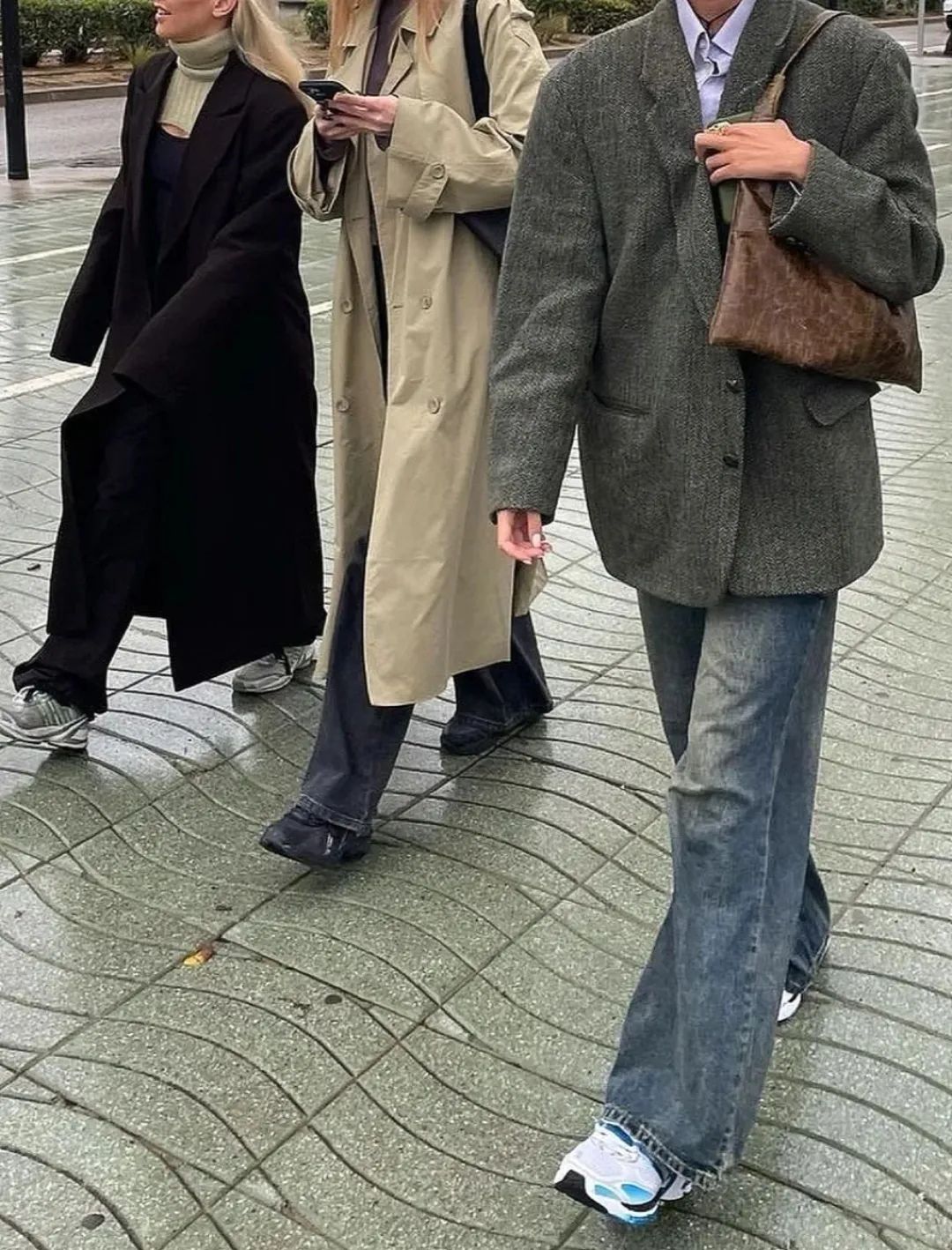 “穿越”到欧洲街头，我发现时髦的普通人们其实在穿这三双鞋子！