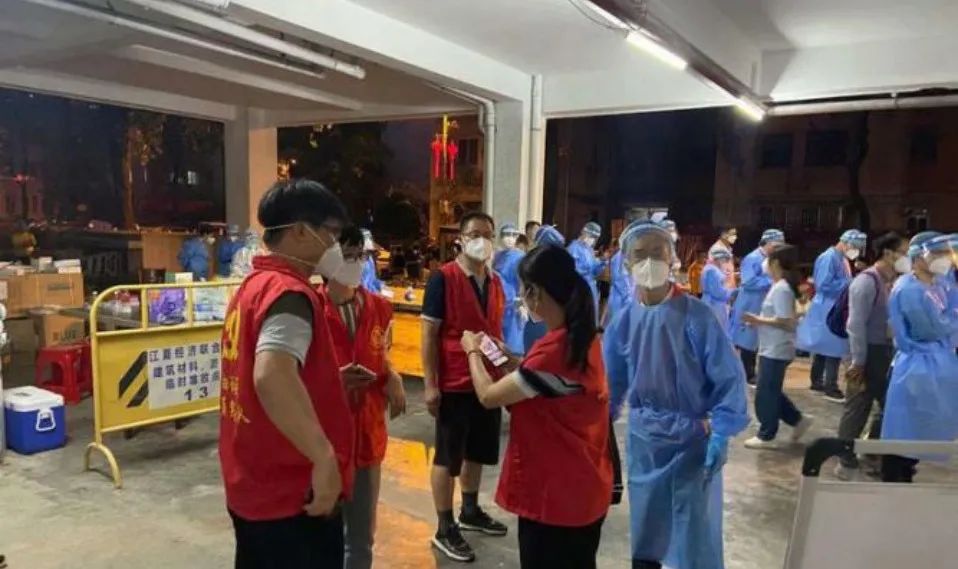 疫情期间,她推迟退休,他代购奶粉,他们上门找老人……