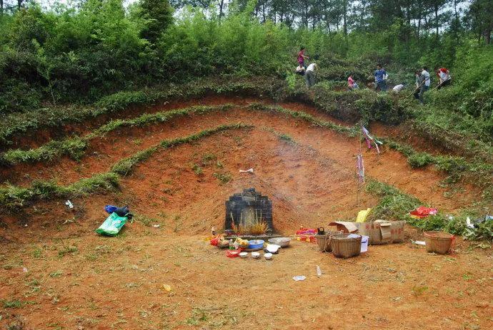 清明节扫墓为什么要放鞭炮,清明节上坟烧纸钱真的有用吗