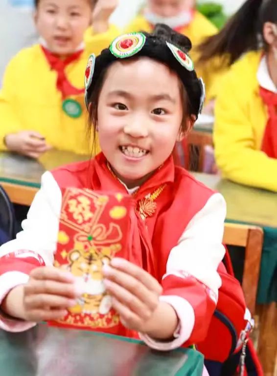 开学季校园展示打卡,开学啦冰墩墩小学生积极向上图片